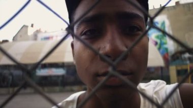 New York Şehir: bir Afro-Amerikan çocuk basketbol oyuncusu portresi