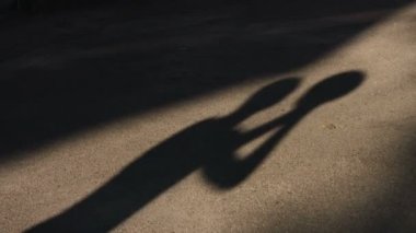 Gölge ve top sürme basketbolcu metrelik