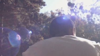 Afrikalı bir adam bir basketbol koşuyor.