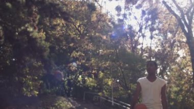 Bir topu açık havada akşam çekim çocuk