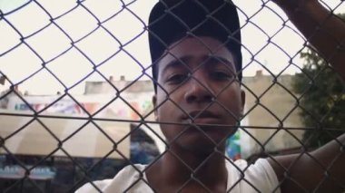 New York Şehir: bir Afro-Amerikan çocuk basketbol oyuncusu portresi