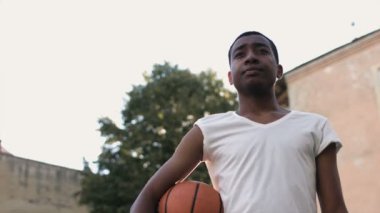 New York Şehir: bir Afro-Amerikan çocuk basketbol oyuncusu portresi