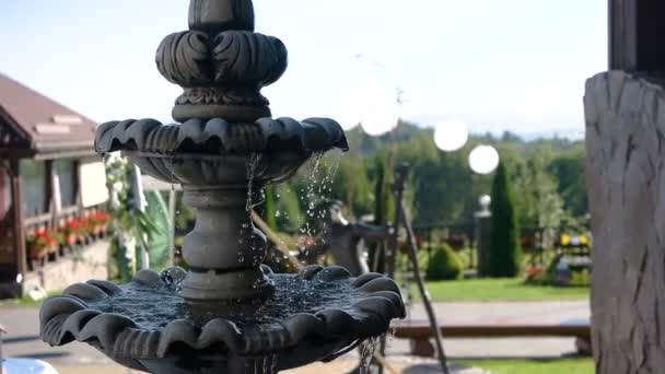 Schöner brunnen im stadtpark, barocke architektur wien sonne — Stockvideo