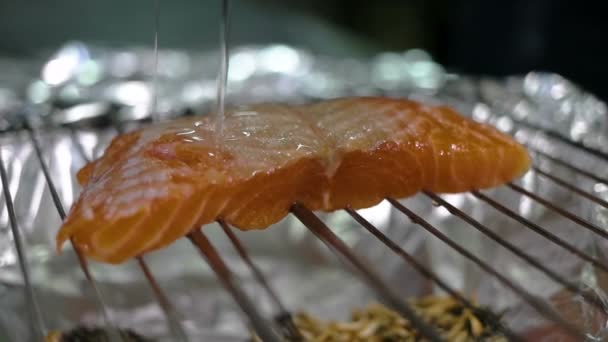 Cocinar filetes de salmón archivo de alimentos — Vídeo de stock