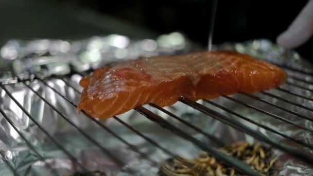 Cozinhar filetes de salmão filetes de estoque alimentos — Vídeo de Stock