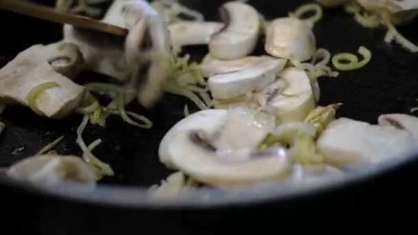 Cogumelos sendo cozidos em panela refogada pelo chef na cozinha câmera lenta 4K, delicioso café da manhã de fungos em azeite e manteiga — Vídeo de Stock