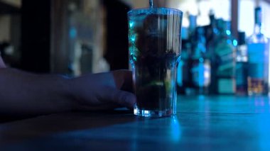 Timelapse: alkol karıştırma ve barda bir kokteyl cam dökülür barmen