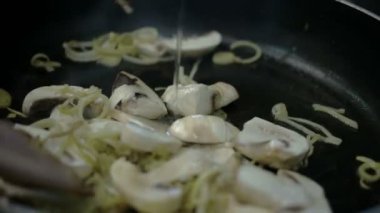 İçinde pişirildikten mantar sote Şef mutfak ağır çekimde 4 k, zeytinyağı ve tereyağı lezzetli mantarlar odaya tarafından pan