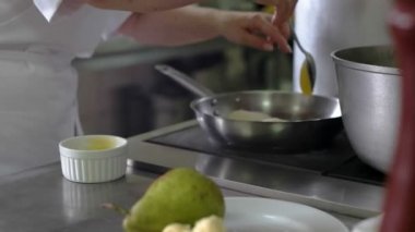 Asya gıda ve Restoran mutfağında suşi hazırlama ve pişirme Şef eller close-up. raf odak