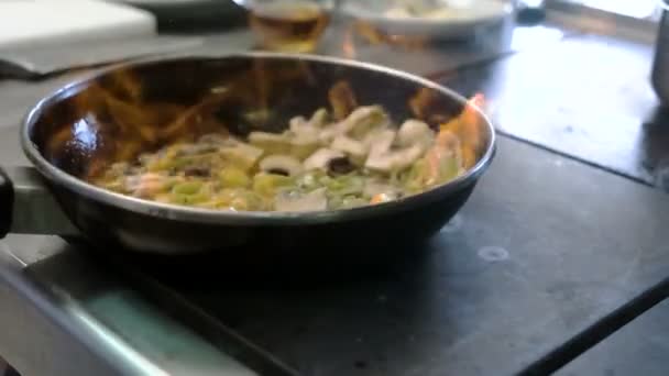 Cogumelos sendo cozidos em panela refogada pelo chef na cozinha câmera lenta 4K, delicioso café da manhã de fungos em azeite e manteiga — Vídeo de Stock