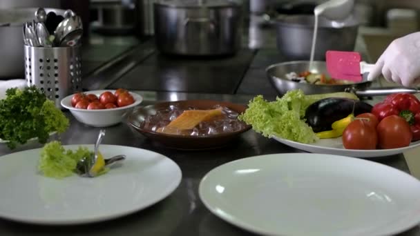 Detail rukou kuchař vaření a přípravy sushi v restauraci kuchyni a asijských potravin. stojan zaměření — Stock video