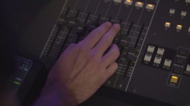 Konser için profesyonel ses ekipmanları, uzaktan denetim ses ve ışık sahne, Dj, yönetim teknikleri, kaldıraç donanım düğmelerinde monitör