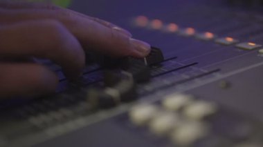 Konser için profesyonel ses ekipmanları, uzaktan denetim ses ve ışık sahne, Dj, yönetim teknikleri, kaldıraç donanım düğmelerinde monitör