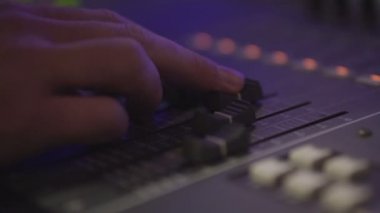 Konser için profesyonel ses ekipmanları, uzaktan denetim ses ve ışık sahne, Dj, yönetim teknikleri, kaldıraç donanım düğmelerinde monitör