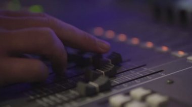 Konser için profesyonel ses ekipmanları, uzaktan denetim ses ve ışık sahne, Dj, yönetim teknikleri, kaldıraç donanım düğmelerinde monitör