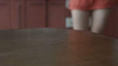 Kızı anne yemek için yüzer restoranda getirdim