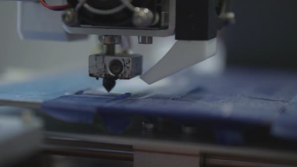 Drie dimensionale printer tijdens werk in school laboratorium, 3D-kunststof printer, 3d printen — Stockvideo