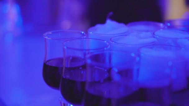 Бармен готовит алкогольный коктейль — стоковое видео