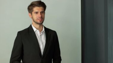 Genç adam sunu yapma .