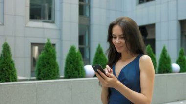 zarif güzel kadın manifatura şehir içinde smartphone