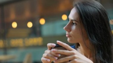 Güzel Bayan açık kafede kahve içme