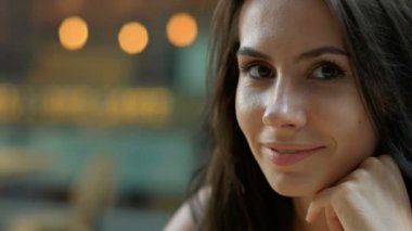 Güzel Bayan lezzetli kahvesini bitirdikten.