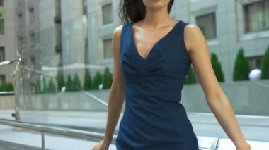 Güzel Bayan ofisinin önünde poz.