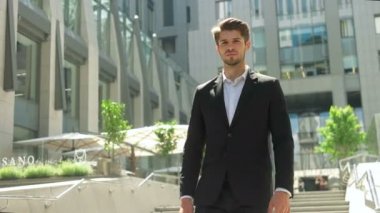 Ofisinin önünde genç adam.