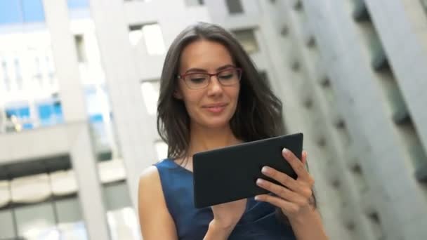 Tablet Computer Geschäftsfrau schöne junge professionelle Geschäftsfrau glücklich lächelnd. — Stockvideo