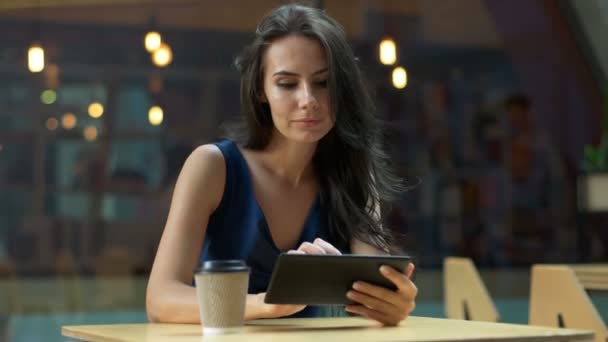 Praca w kawiarni. Młode piękne długie włosy kobieta siedzi przy stole i przy użyciu komputera typu tablet w kawiarni na świeżym powietrzu — Wideo stockowe