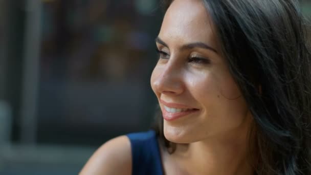 Hermosa joven posando en la cámara Retrato de mujer de negocios sonriendo al aire libre — Vídeos de Stock