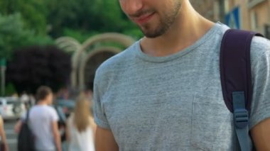 Gerçek turist sokakta tablet kullanma.