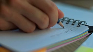Bir defter üzerinde yazma el yakın çekim.