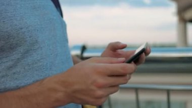 Arkadaşlarının tablet chat yapan adam.