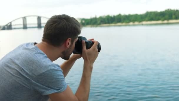 Jovem homem bonito fazendo fotos . — Vídeo de Stock