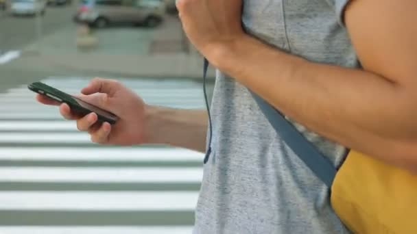 Junger Tourist plaudert auf seinem Handy aus der Nähe — Stockvideo