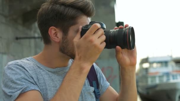 Professioneller Fotograf macht Bilder mit seiner Fotokamera. — Stockvideo