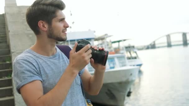 Mutlu fotoğrafçı fotoğraf makinesini kullanarak. — Stok video