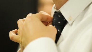 Boynuna kravat takan adam