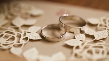 Alyans dokulu arka plan ile döner