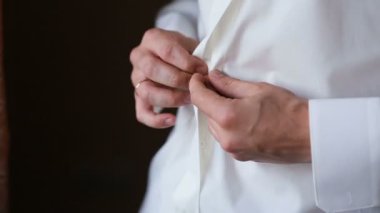 İşadamı bir ceket koyar
