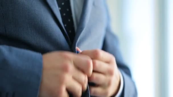 Businessman puts on a jacket — Stock video