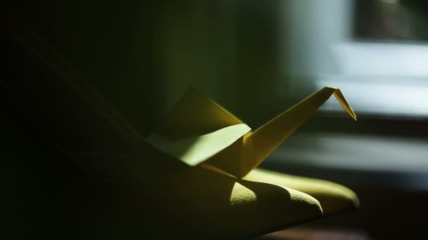 Бумажная птица оригами, вращающаяся на ветру, ручная работа, японское искусство бумаги . — стоковое видео