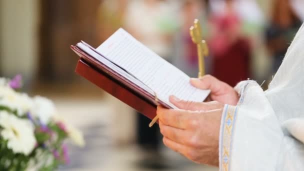 Der Priester liest die Bibel — Stockvideo