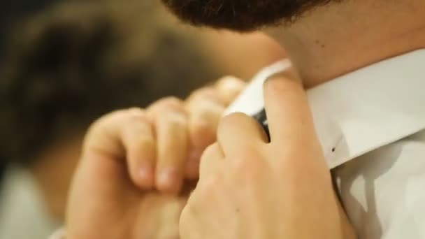 男人戴上领带 — 图库视频影像