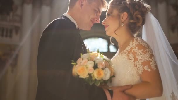 Casamento recém-casado casal assistir uns aos outros — Vídeo de Stock