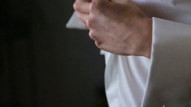 İşadamı bir ceket koyar
