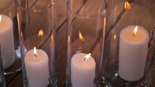 Молодая пара в церкви проводит свадебные свечи — стоковое видео