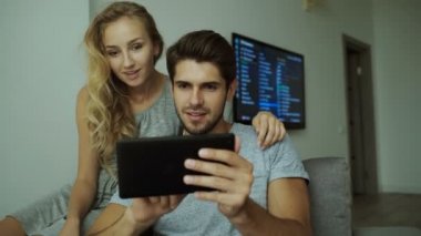 Genç adam ve kadın tablet kullanma.
