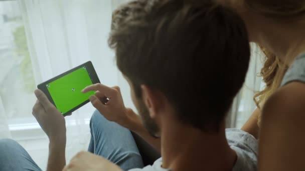 El hombre y su novia usando tableta. Pantalla verde Ideal para Mock-up, los gestos más populares utilizados . — Vídeo de stock
